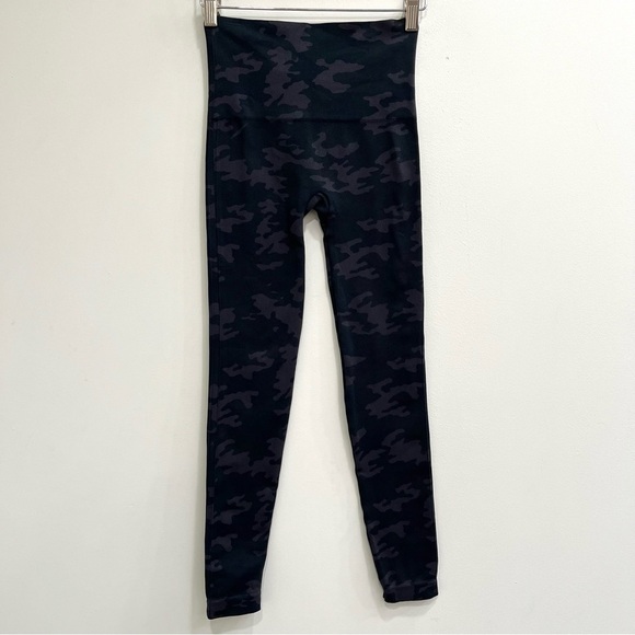 Spanx Look at Me Now Seamless Cropped Leggings Black Gray Camo Size Small - Picture 2 of 14